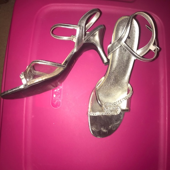 Silver heels - Picture 3 of 5